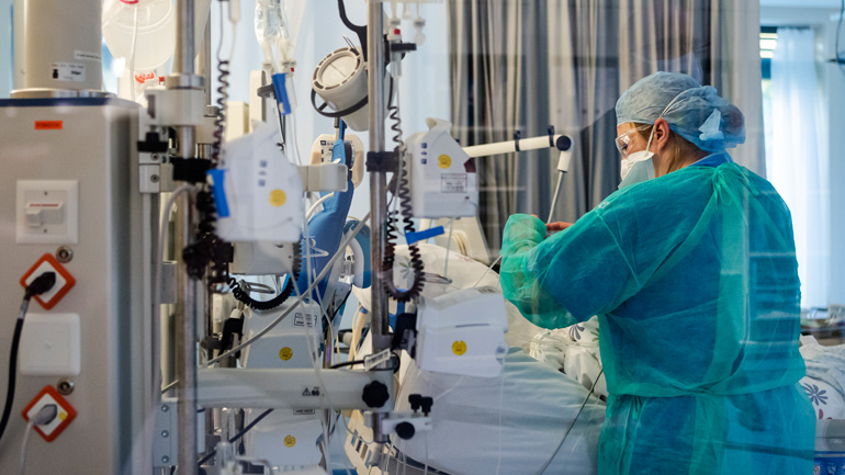 Κορωνοϊός: Στους έξι οι νεκροί στην Ιρλανδία, απαγόρευση συναθροίσεων μέχρι τον Ιούνιο στην Ολλανδία